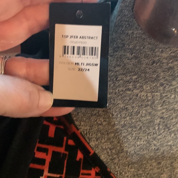 Multiple layered blouse. - Picture 4 of 4